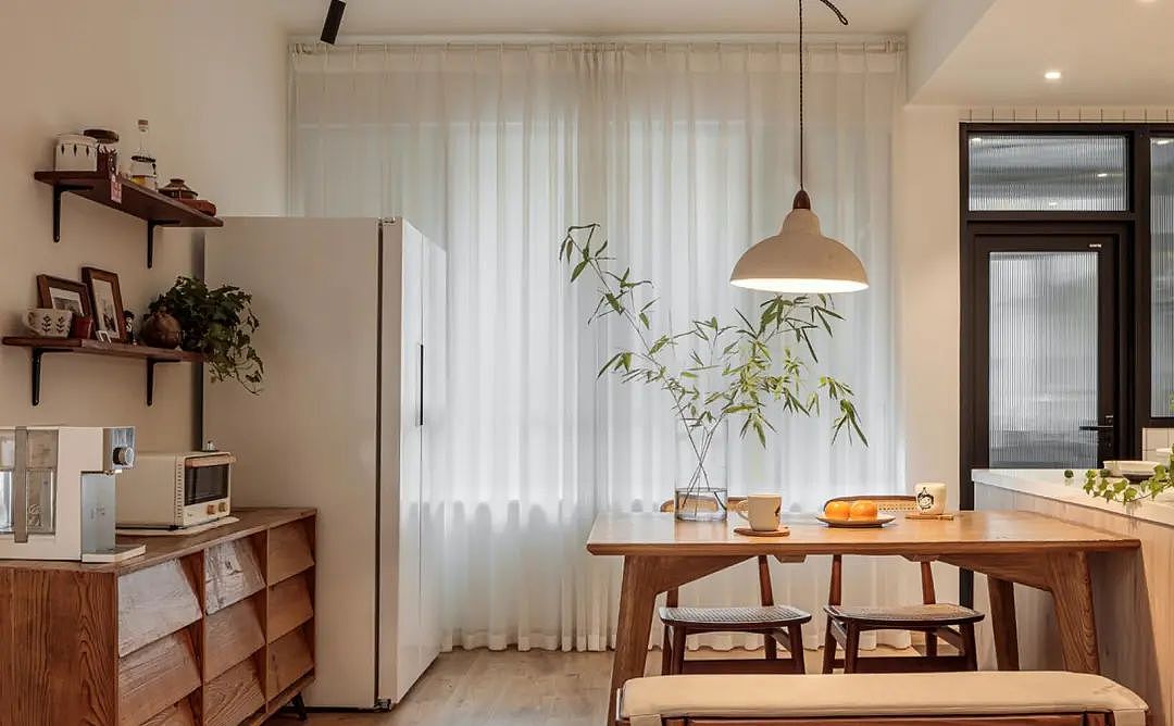 简约温馨的128 ㎡，小夫妻用大白墙上演“诗与远方”