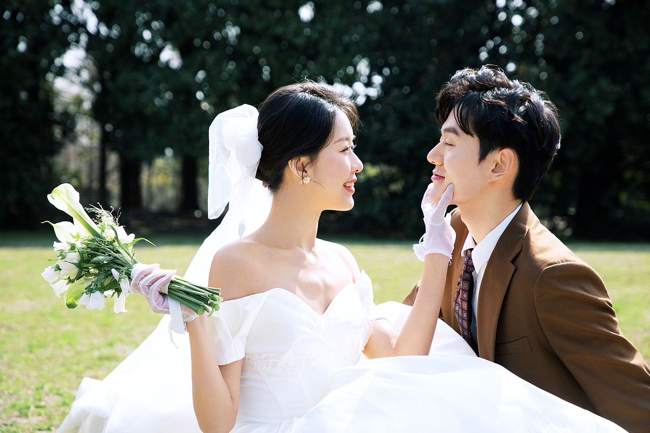 安利给备婚的小姐姐们,高级感电影风草坪婚纱照