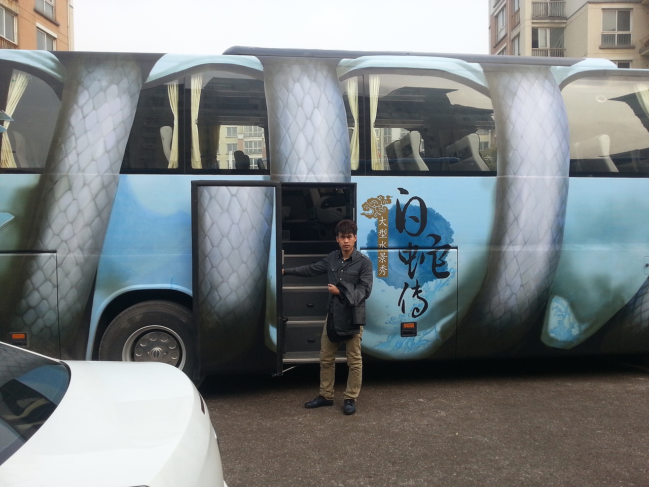 浙江鎮(zhèn)江《白蛇傳》旅游車體3D車貼（圖ZMzI2MzU2NjQ0） - 繪畫 - 站酷設(shè)計(jì)師上海3D地貼原創(chuàng)素材 - 站酷ZCOOL