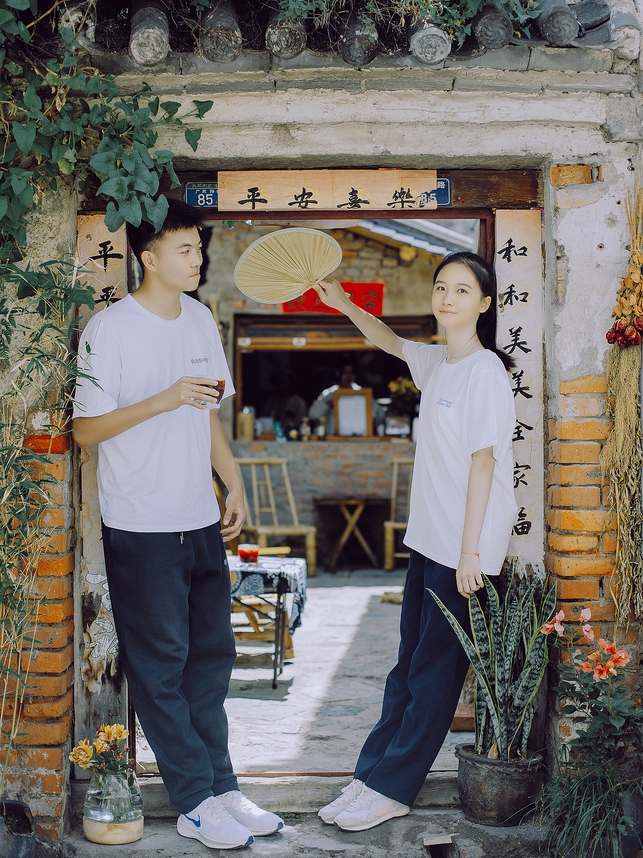 他俩高中毕业了