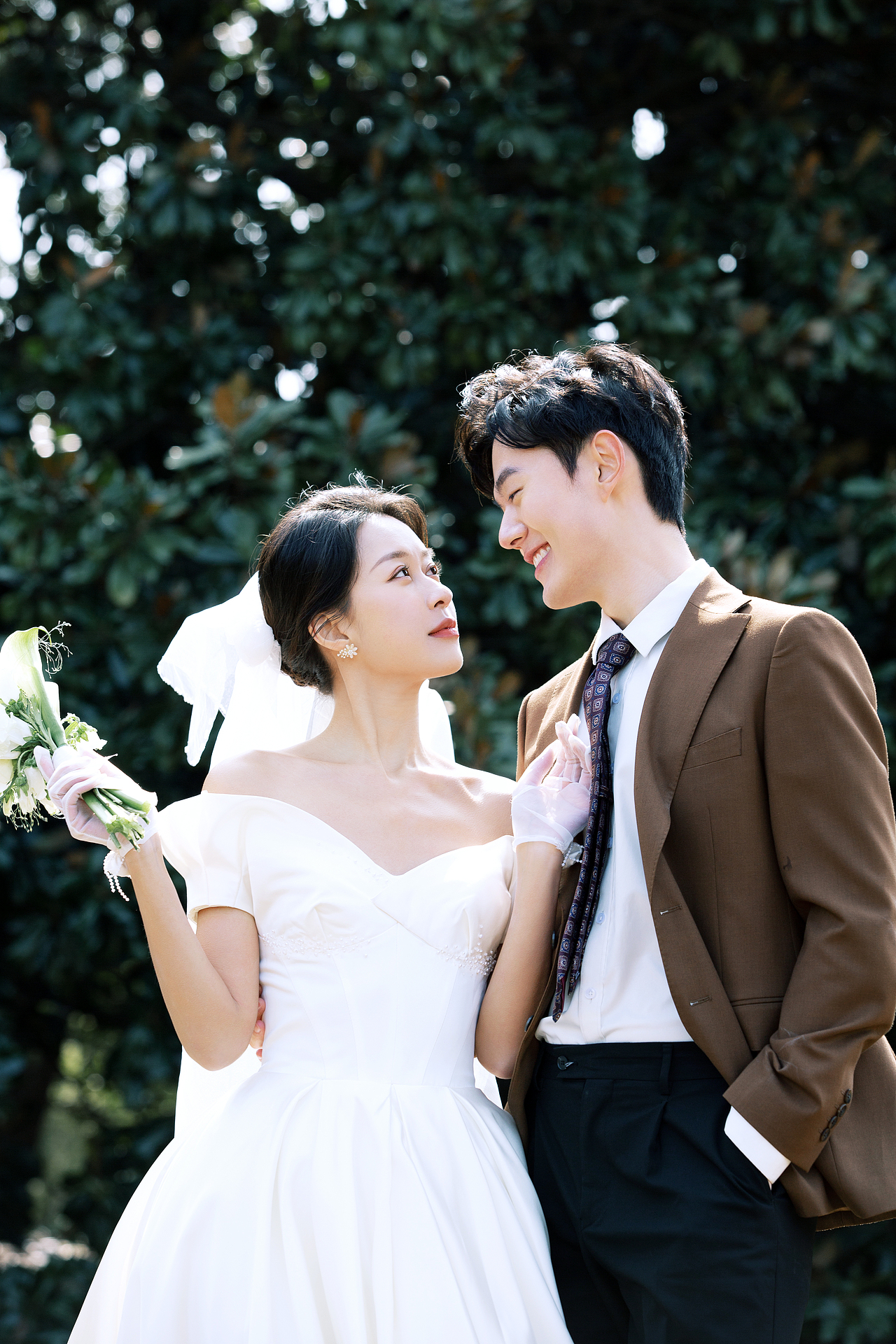 安利给备婚的小姐姐们,高级感电影风草坪婚纱照