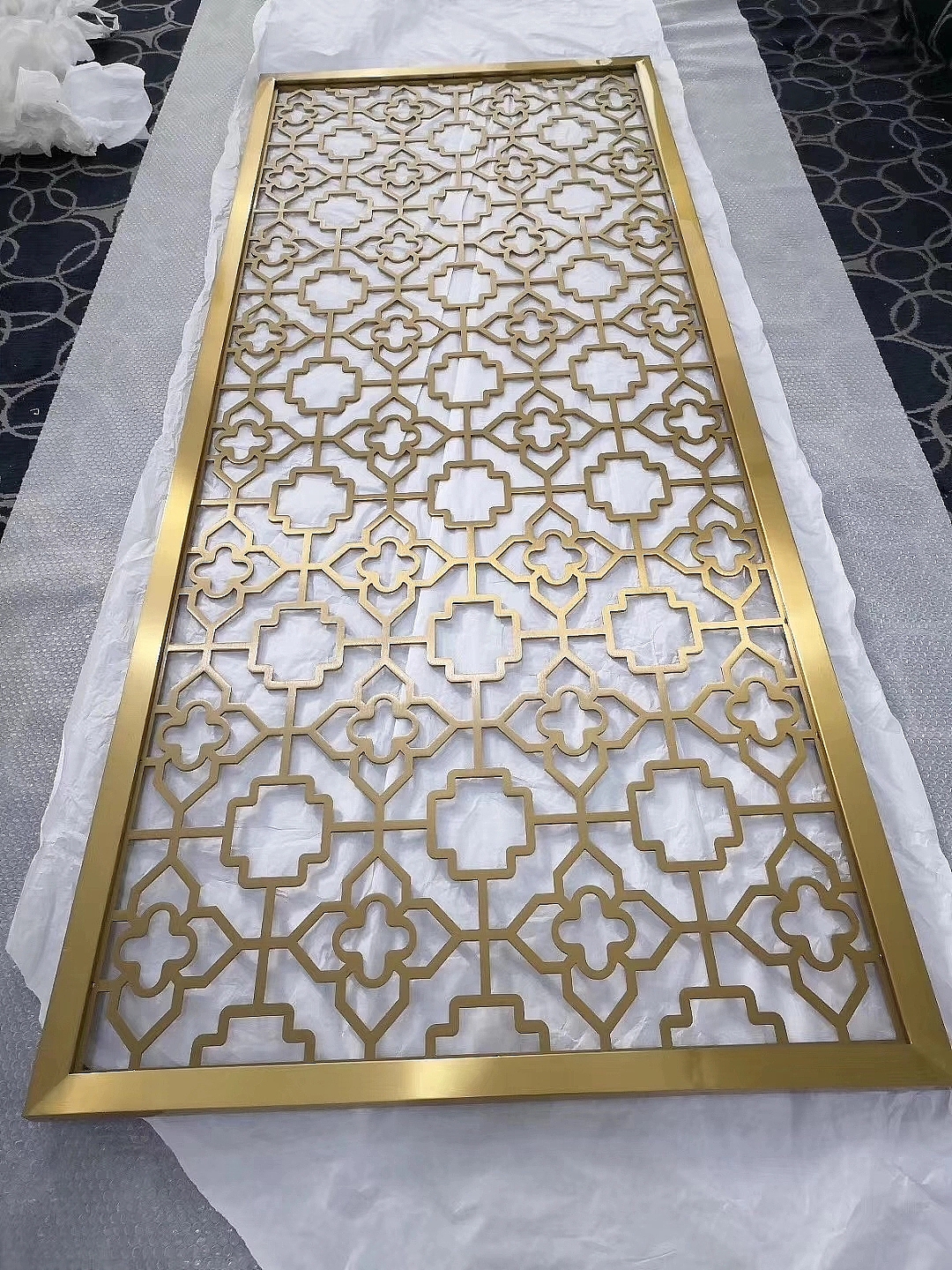 不锈钢激光切割复古铝窗花仿木纹镂空花铝合金屏风