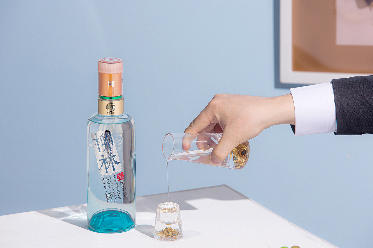柳林自己人白酒和经典版白酒拍摄展示（图ZMzExMTkzOTEy） - 产品摄影 - 站酷设计师秦山之味原创素材 - 站酷ZCOOL