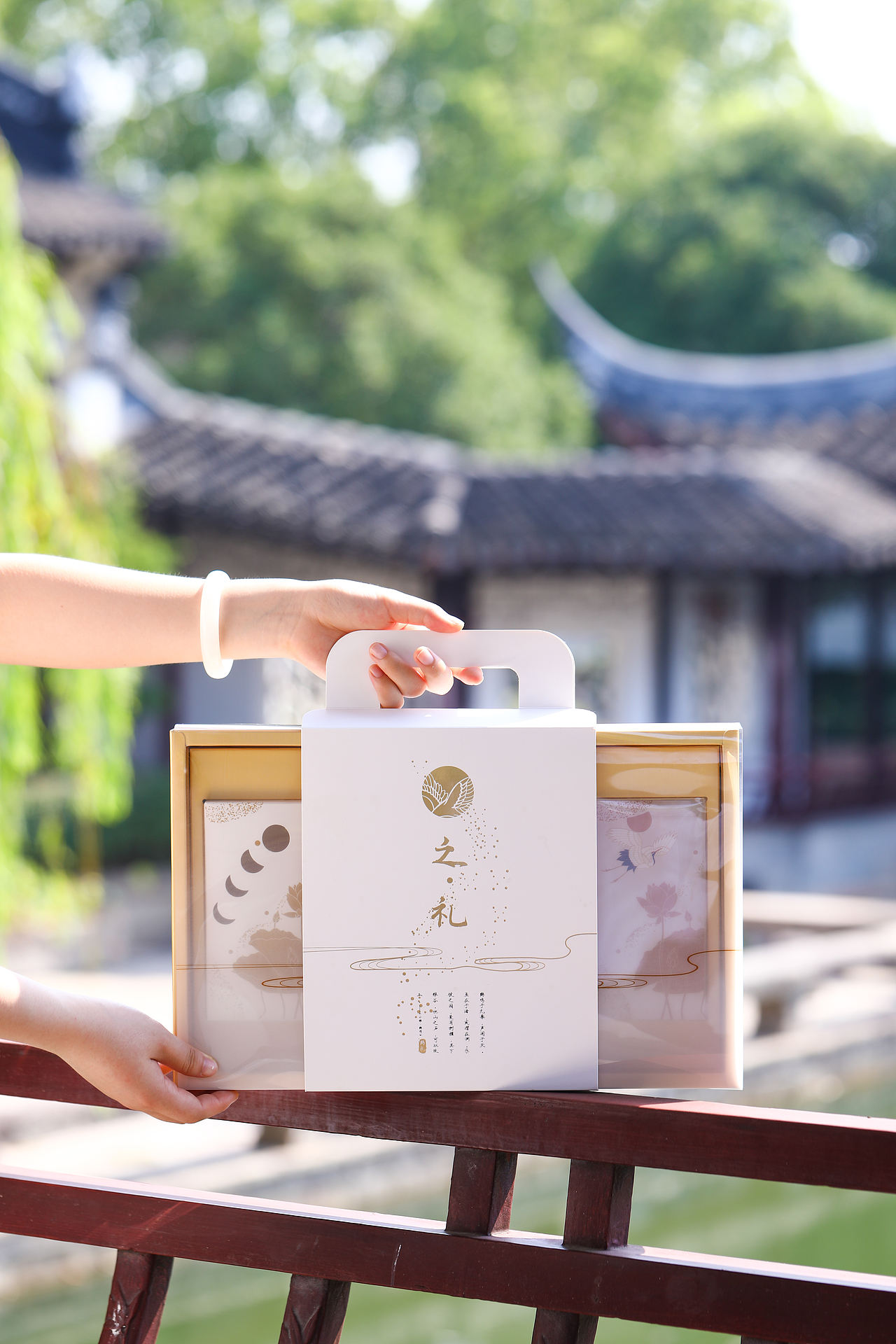 “中秋月饼礼盒~”（图ZMzEyMjAyMzk2） - 产品摄影 - 站酷设计师跟着冬青树原创素材 - 站酷ZCOOL