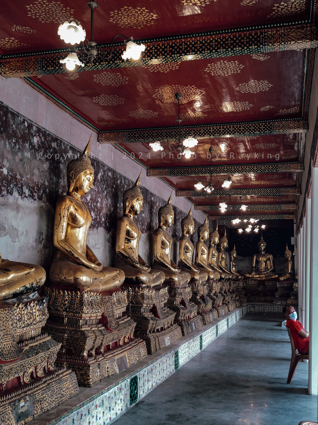 雨水冲刷后的曼谷佛寺