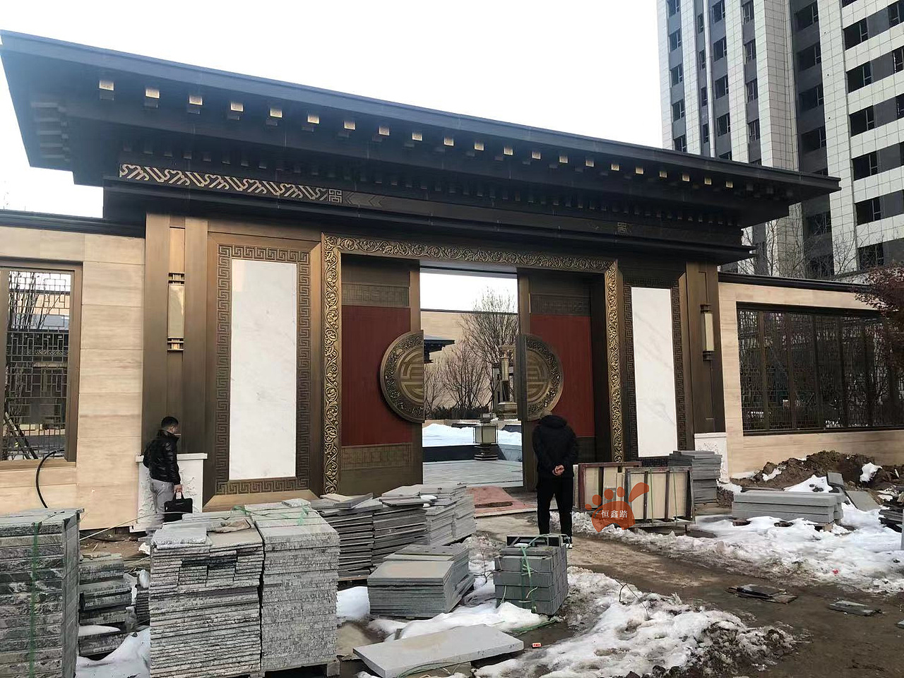 售楼部大门整装 仿古建筑不锈钢门头安装效果