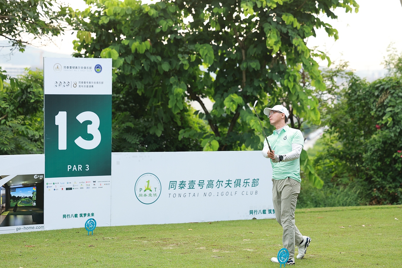 格律诗体育赞助一杆进洞奖S9室内高尔夫模拟器一套