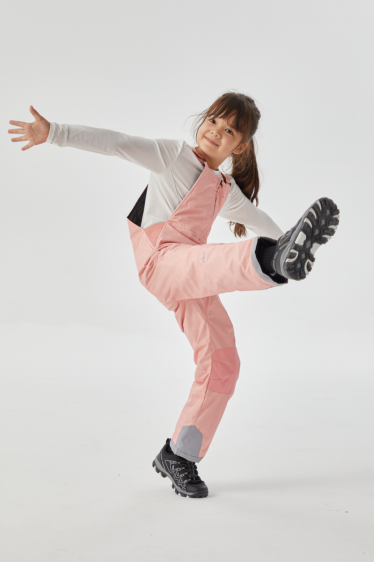 小女孩-冬季服装-冲锋衣-杭州影棚白底图拍摄（图ZMzEzNzI0ODgw） - 产品摄影 - 站酷设计师番茄不吃鱼原创素材 - 站酷ZCOOL