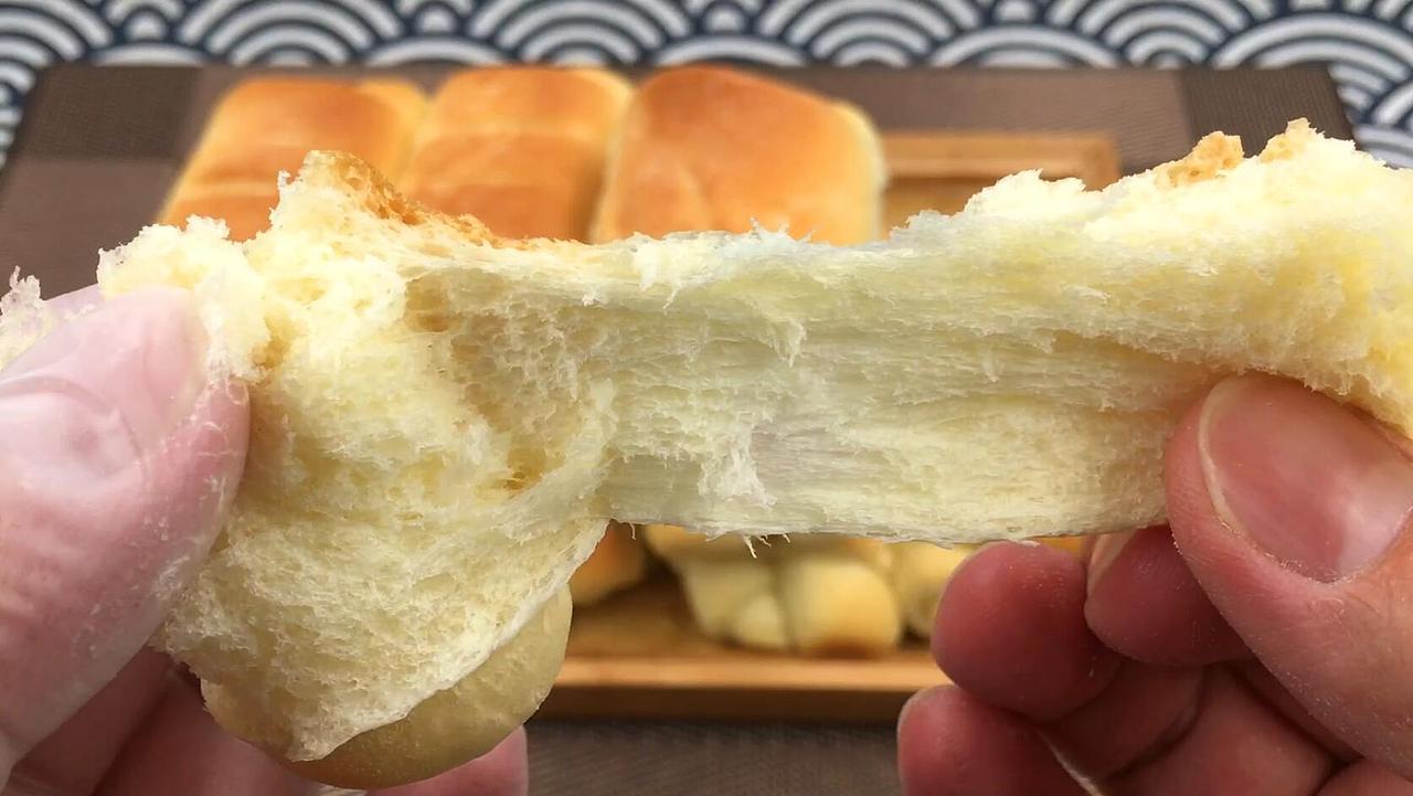 超松软牛奶面包,拉丝香甜,又香又软,好吃到爆。