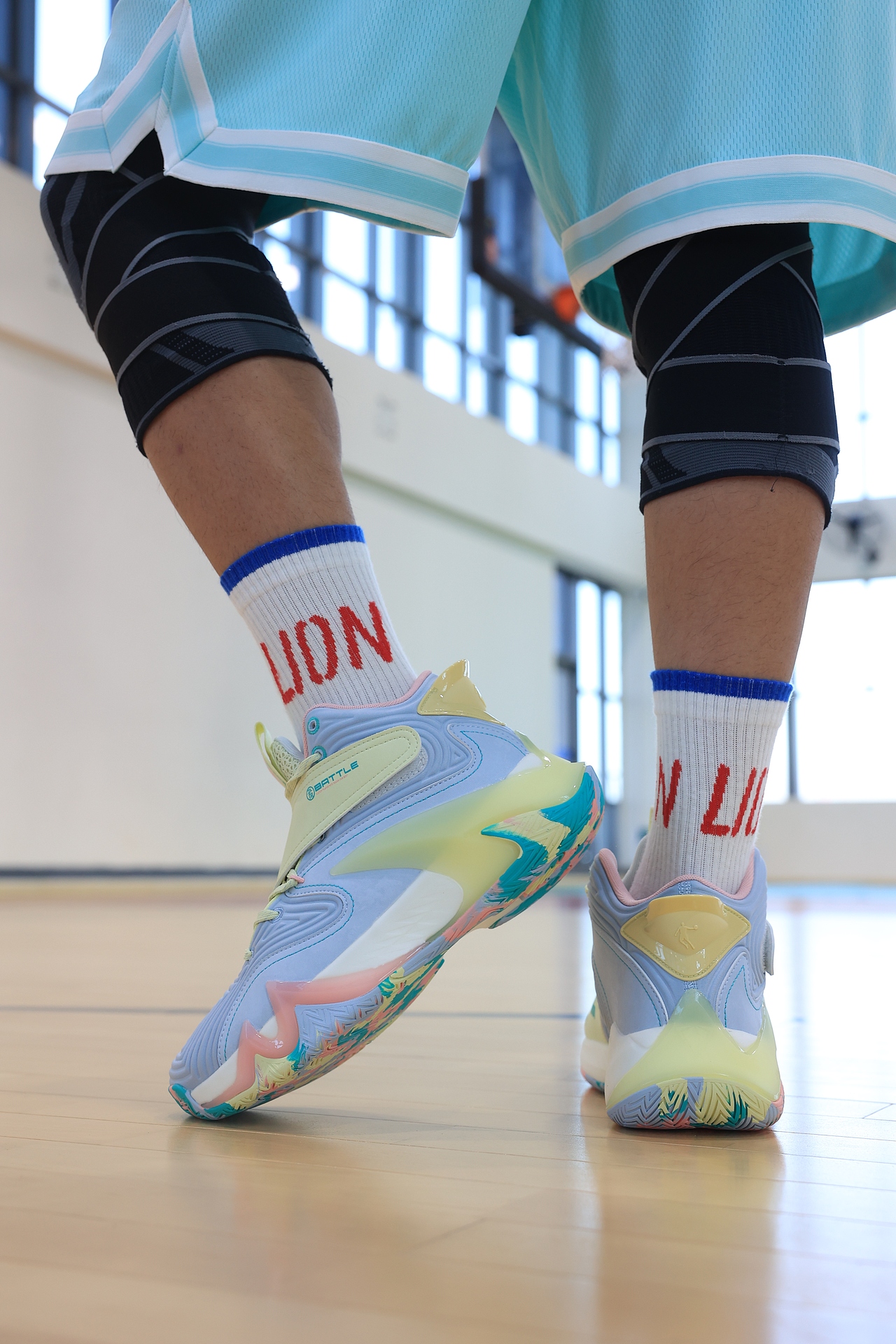 【详情】【修图】室内篮球场多色篮球鞋修图（图ZMzE2MDMxMzE2） - 电商 - 站酷设计师MISSCHENDESIGN原创素材 - 站酷ZCOOL