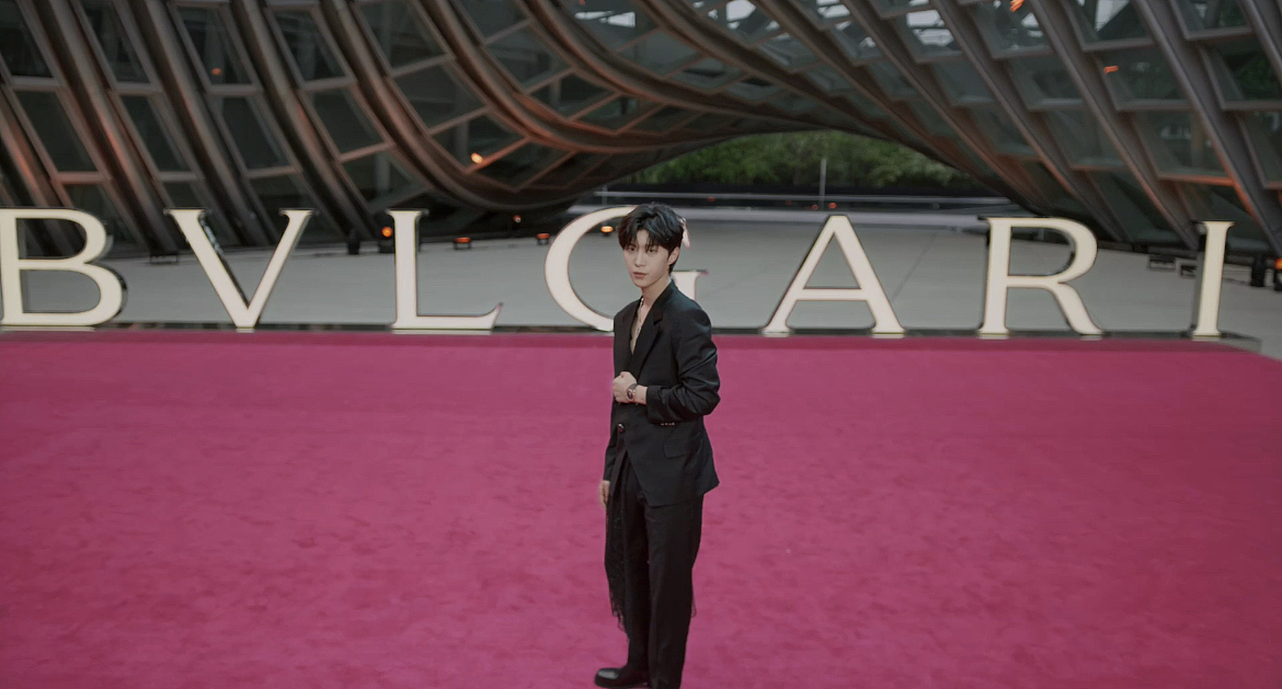 宝格丽盛典格莱美机械臂拍照