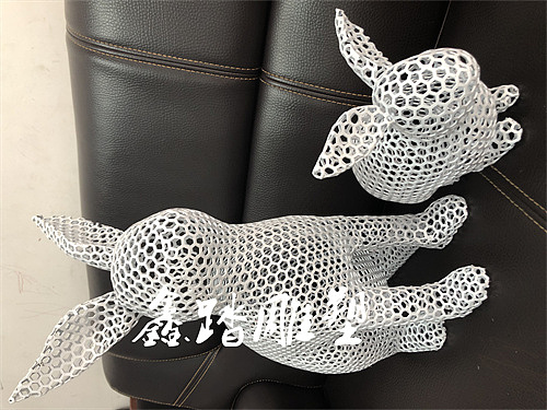 绿色草地不锈钢兔子雕塑 园林景观氛围金属工艺品