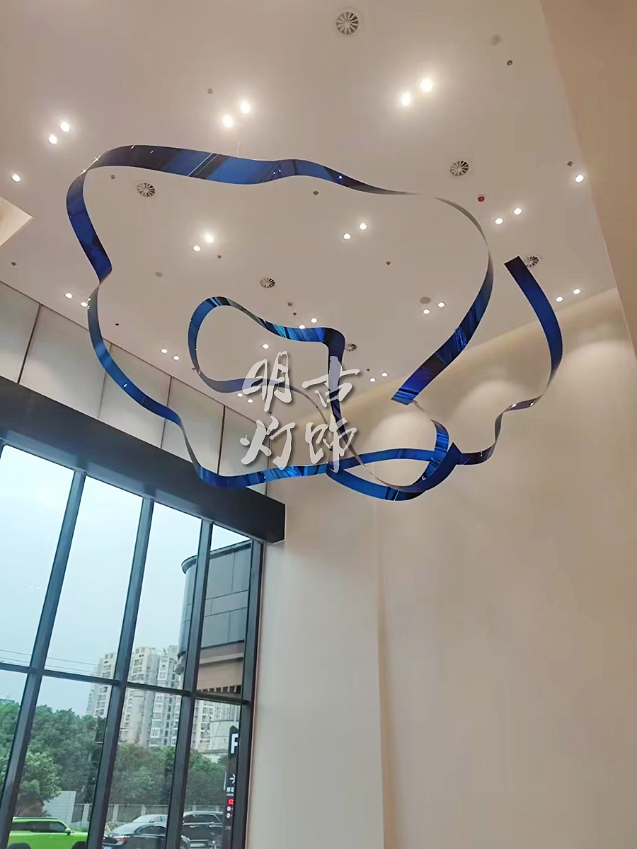 彩色不锈钢飘带吊灯定制设计