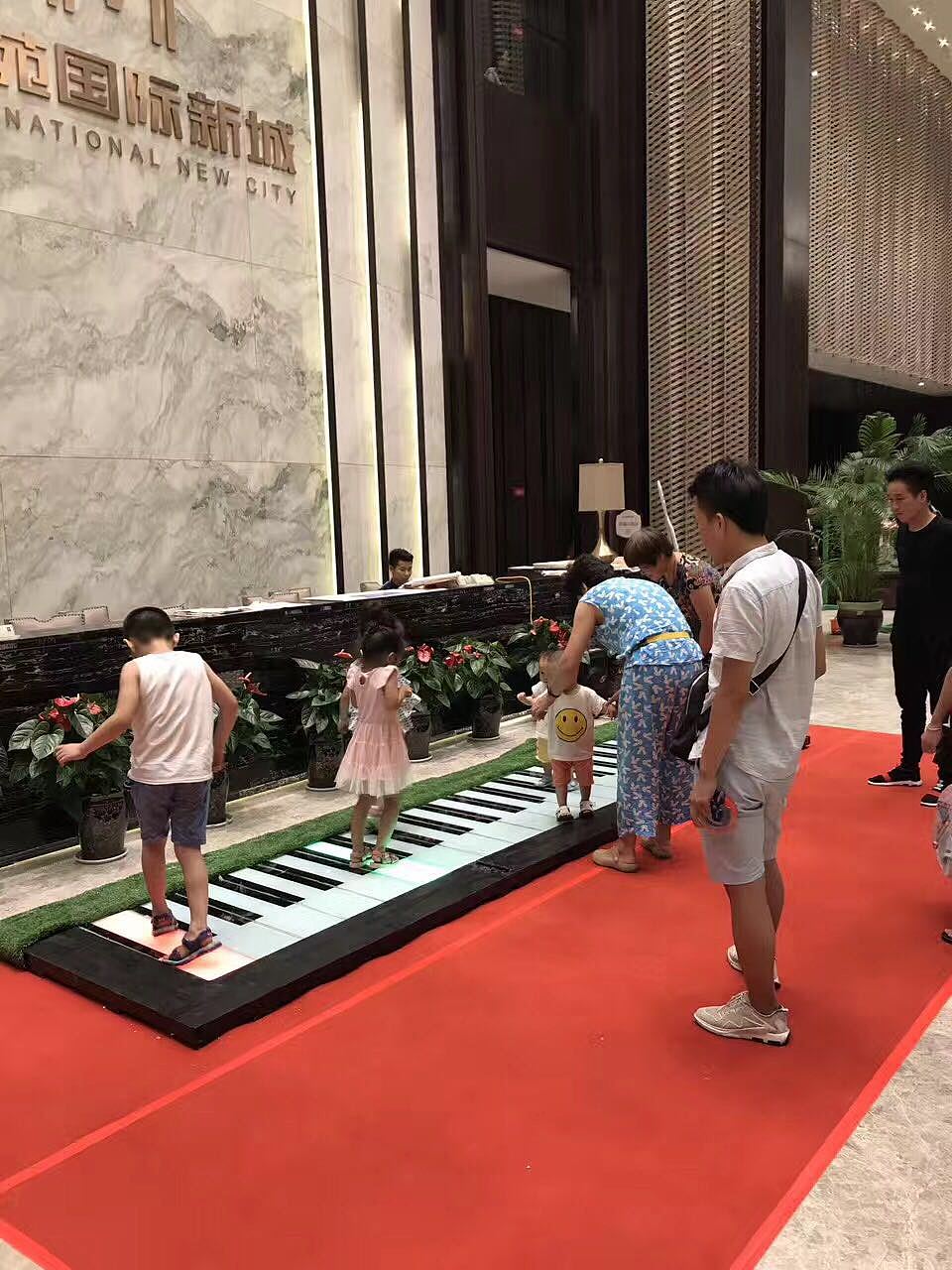 郑州景区，商场，庙会互动暖场道具地板钢琴出租，出售