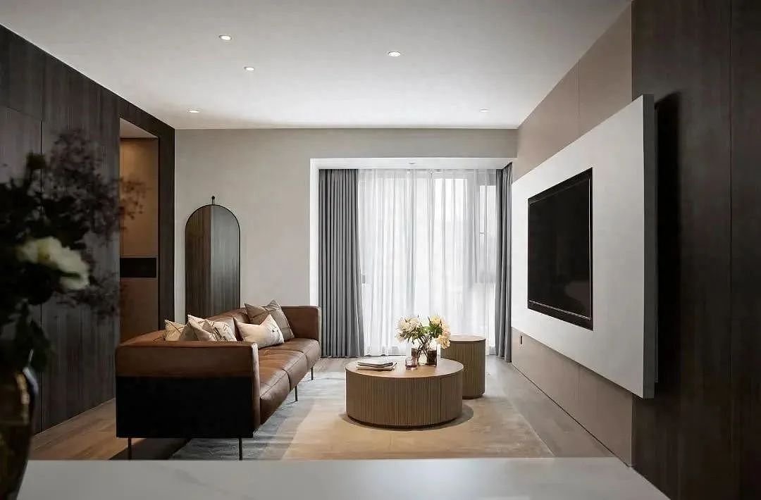 85㎡现代简约风,木饰面+暗色调搭配,小而精致的空间