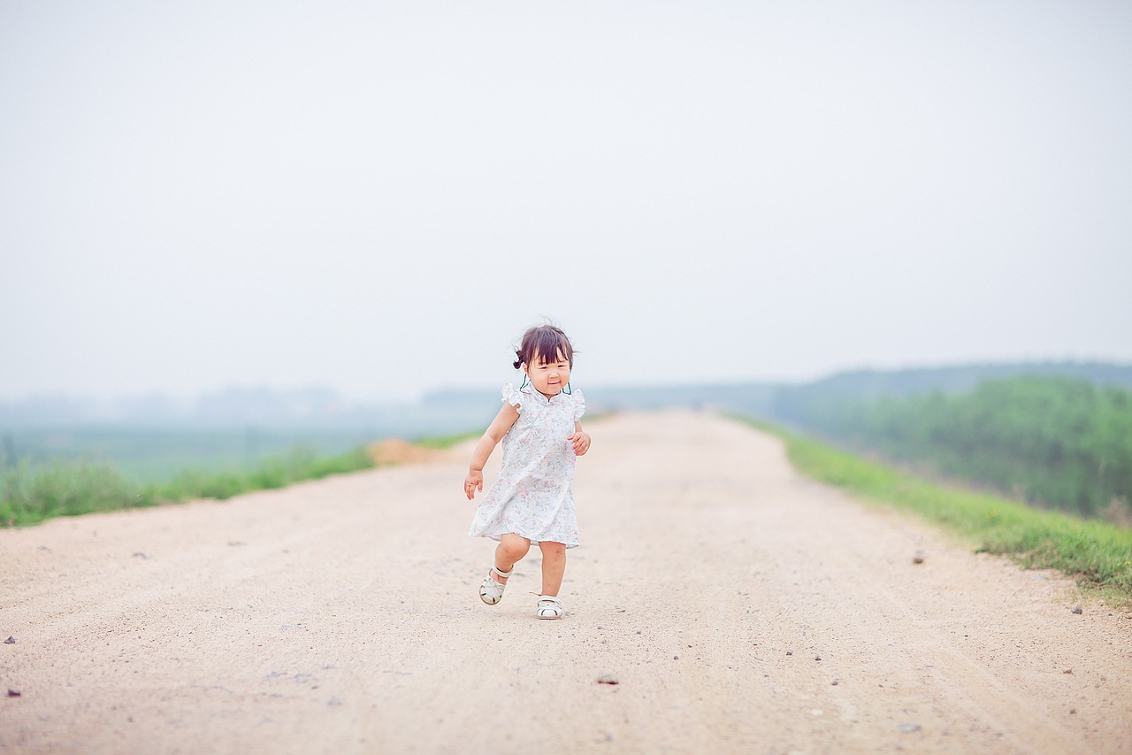 小女孩的可爱真是让人心都化了