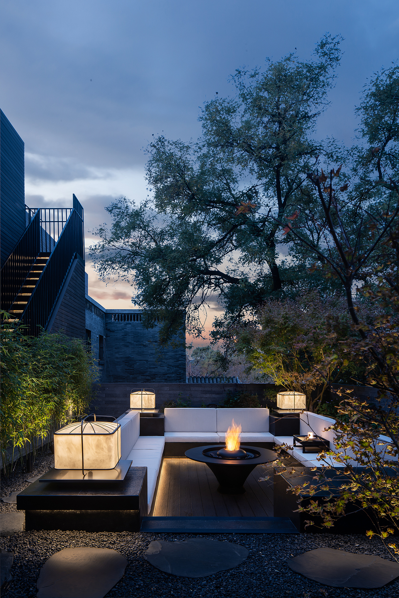 每个清晨、正午、日暮,屋顶庭院与皇城对望,你身在其间,觉察到庭院叶子颜色的变幻,并在天光下欣赏起这叶色来——人与自然的联结正是在这样的时分构建,此刻,我们在听、在闻、观看、感受。