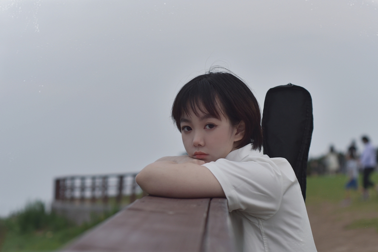 弹吉他的少女（图ZMzA5NjkwMjM2） - 人像摄影 - 站酷设计师青岛摄影师野子原创素材 - 站酷ZCOOL