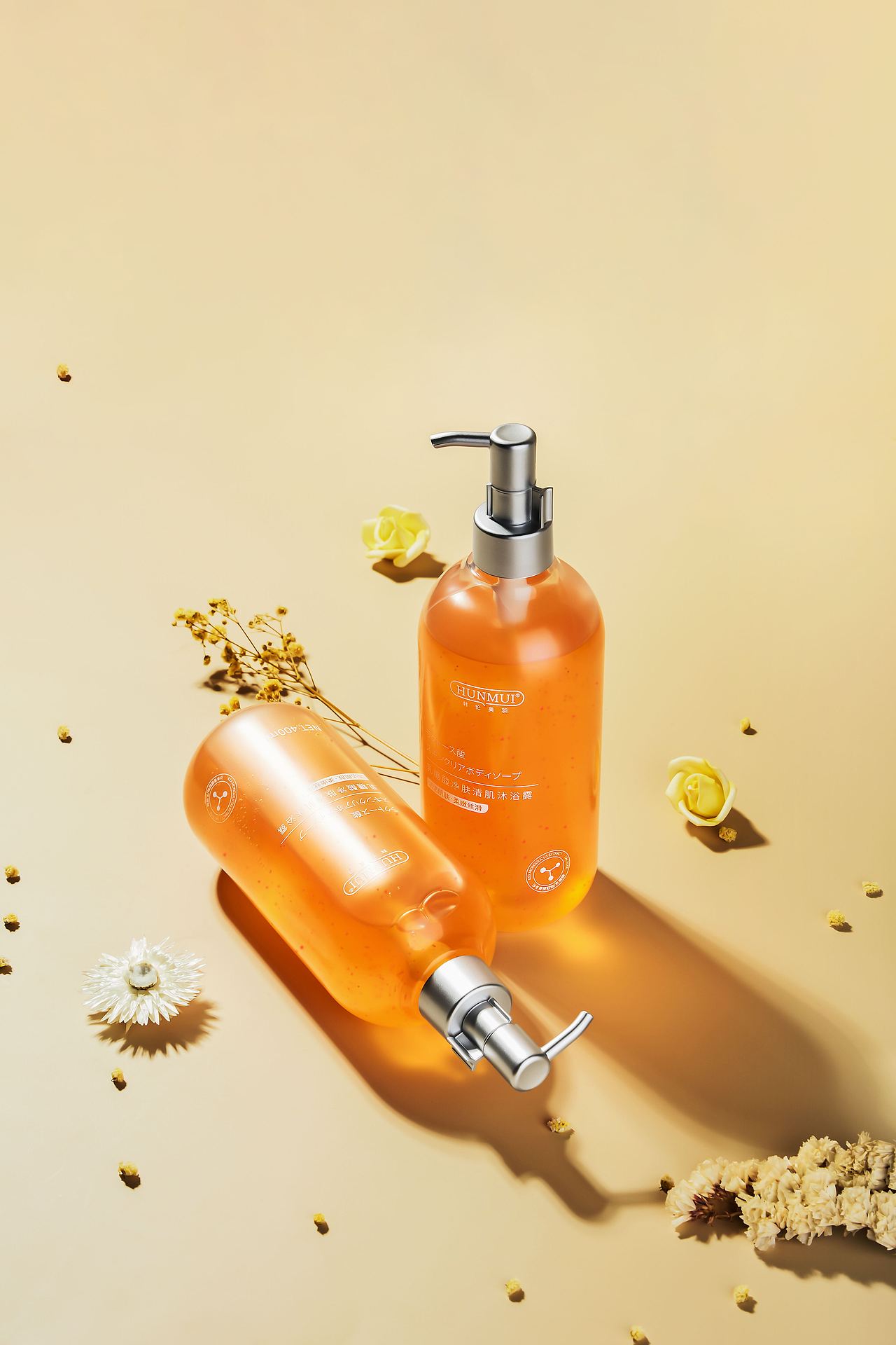 沐浴露背景搭配土黄色,使产品看起来更突出,更醒目,水,泡沫,大花,散