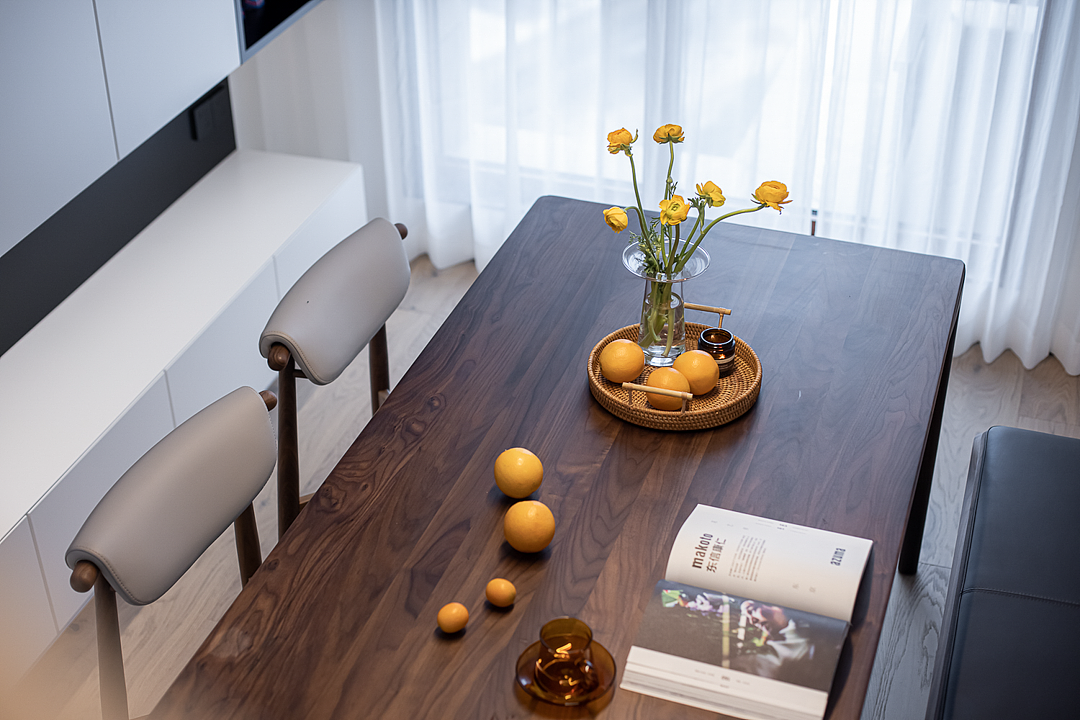 餐厅做了整排收纳,让极简的空间也能隔绝凌乱。