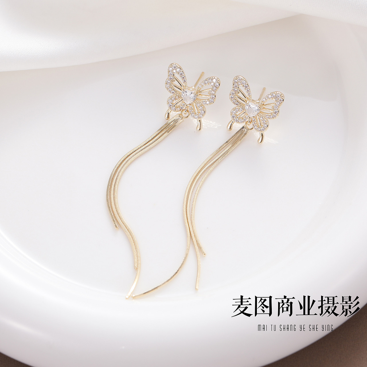 饰品拍摄 小众饰品耳饰静物平铺拍摄珠宝饰品静物拍照（图ZMzY5NzczNzU2） - 产品摄影 - 站酷设计师义乌麦图摄影官网原创素材 - 站酷ZCOOL