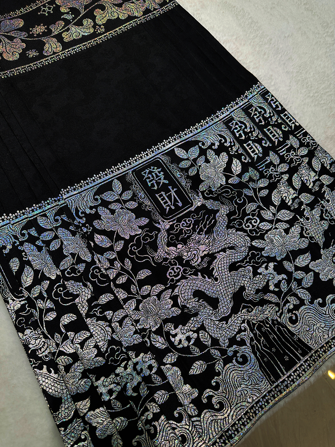 文物复原二创 马面裙设计 | 剔彩云龙捧寿八宝纹盖盒（图ZMzYzMDM5MjY4） - 传统/民族服饰 - 站酷设计师YILLIER原创素材 - 站酷ZCOOL