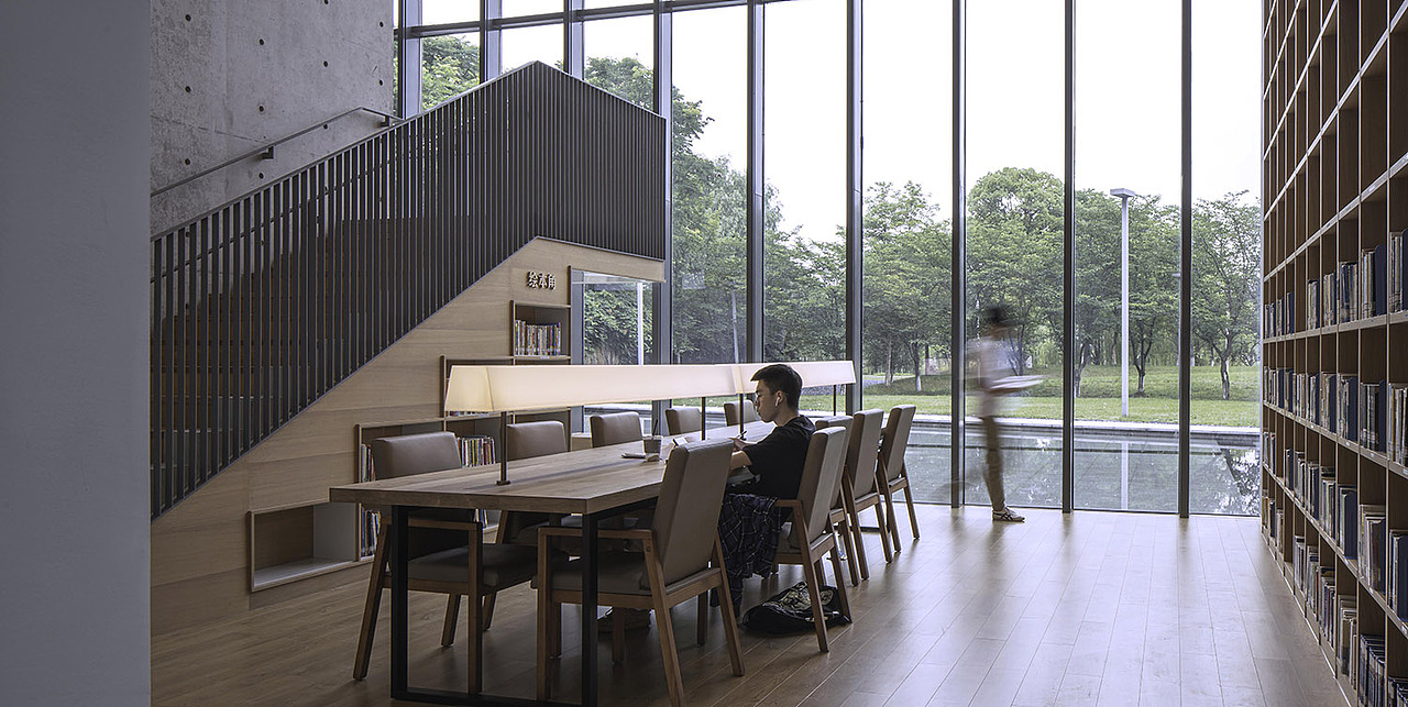 打开二楼的东西两侧,以两端绿色窗景来视线引流;增加足够的商业光照,复原原先吊顶的拉槽石膏板吊顶,从空间上还原并重构了室内外空间的联系。在入口处的主体空间中用放置的设计方式作为主体形态出现,并引导整个业态的空间关系。