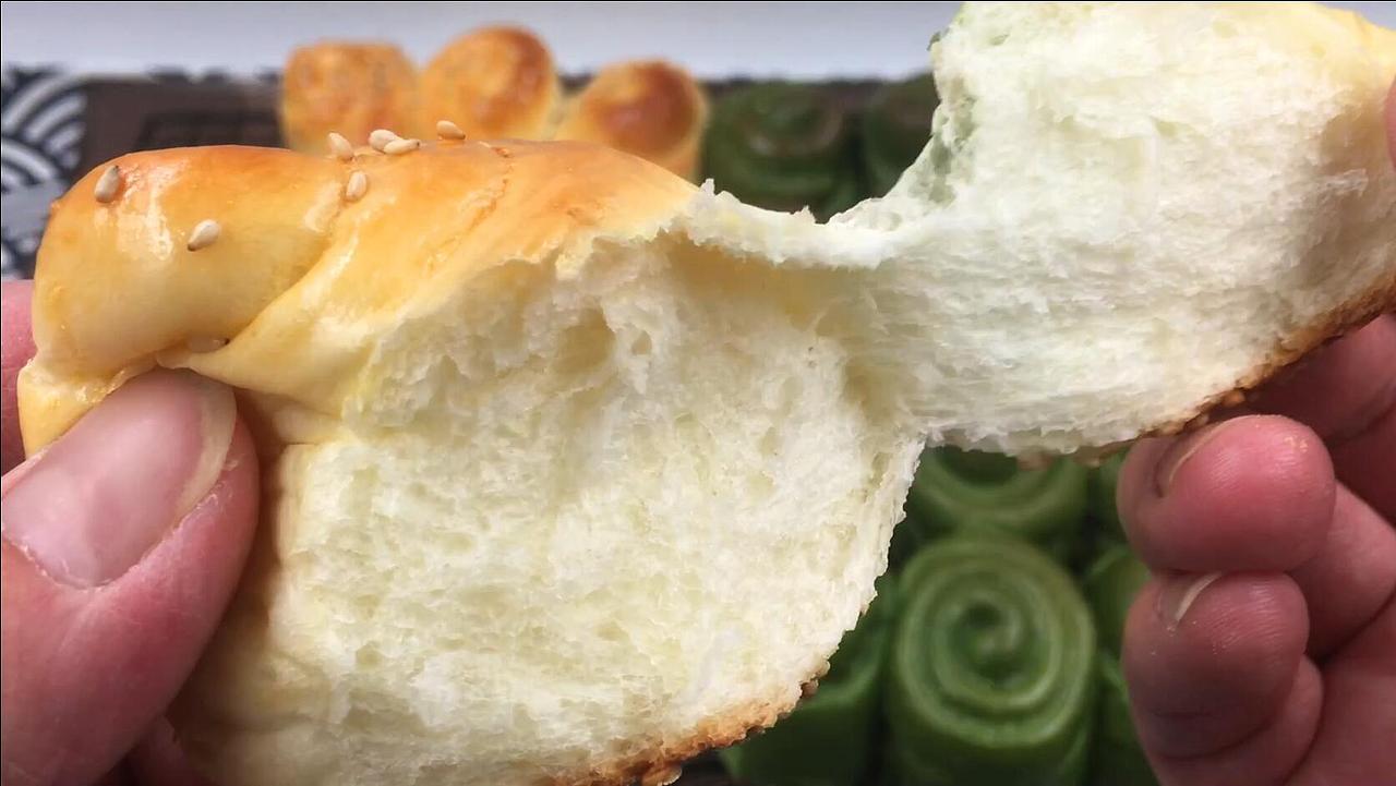 抹茶蜂蜜脆底小餐包,趁热一口吃下脆底香酥。