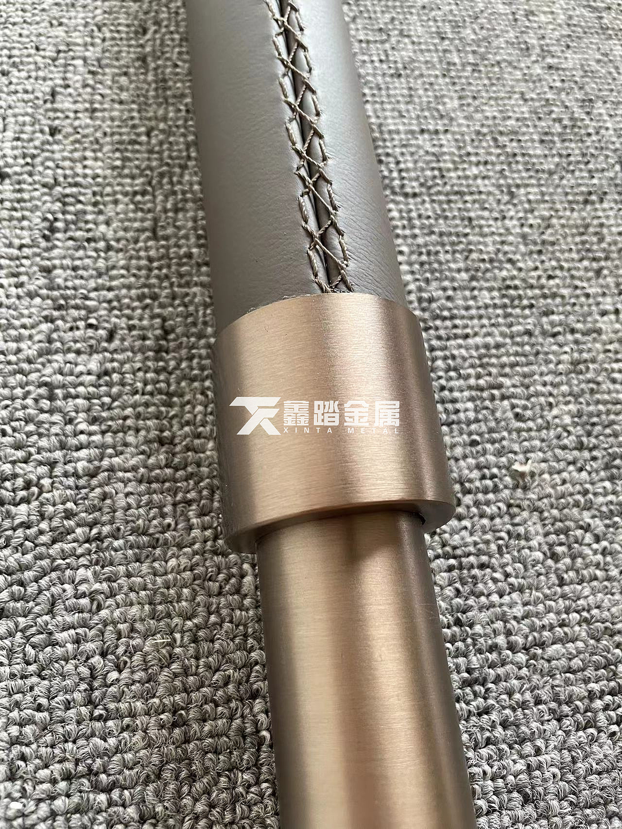 铝雕拉手与不锈钢包皮拉手的区别 一款中式 一款现代