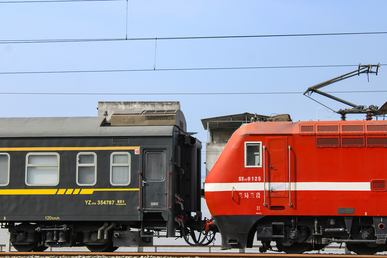 由成都西开往喀什的客车K452次绿皮火车。
本务为韶山7E型电力机车,局端配属为兰局兰段,车号为125号。<br>K452/K453次列车是一列空调快速旅客列车,始发站是成都站,终点站是喀什站,由中国铁路乌鲁木齐局集团有限公司运营,全程距离为3948公里。<br>列车本务后挂25G硬座车,车号为354787。