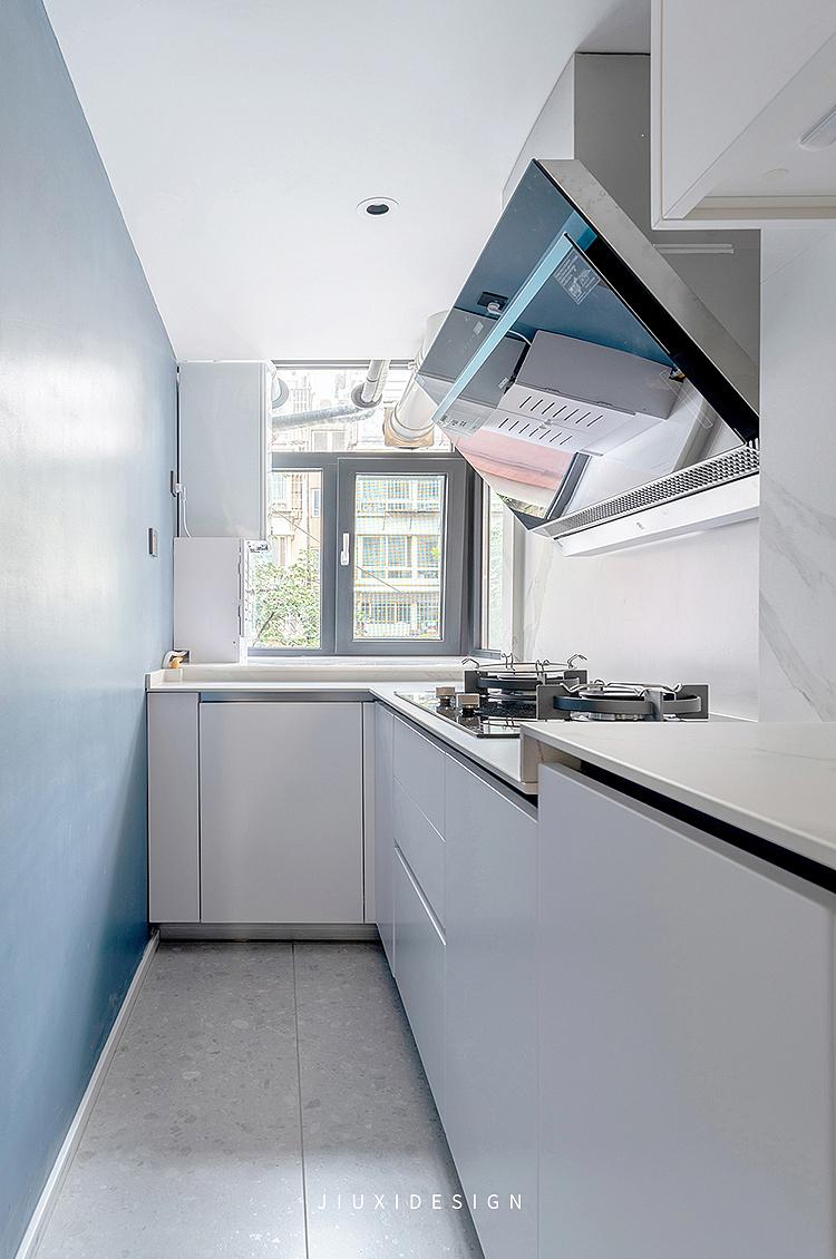 厨房设计成“L”型,进一步增加操作空间和收纳。橱柜门设计成隐形式把手,减少日常的磕磕绊绊,提升流畅和便捷性。