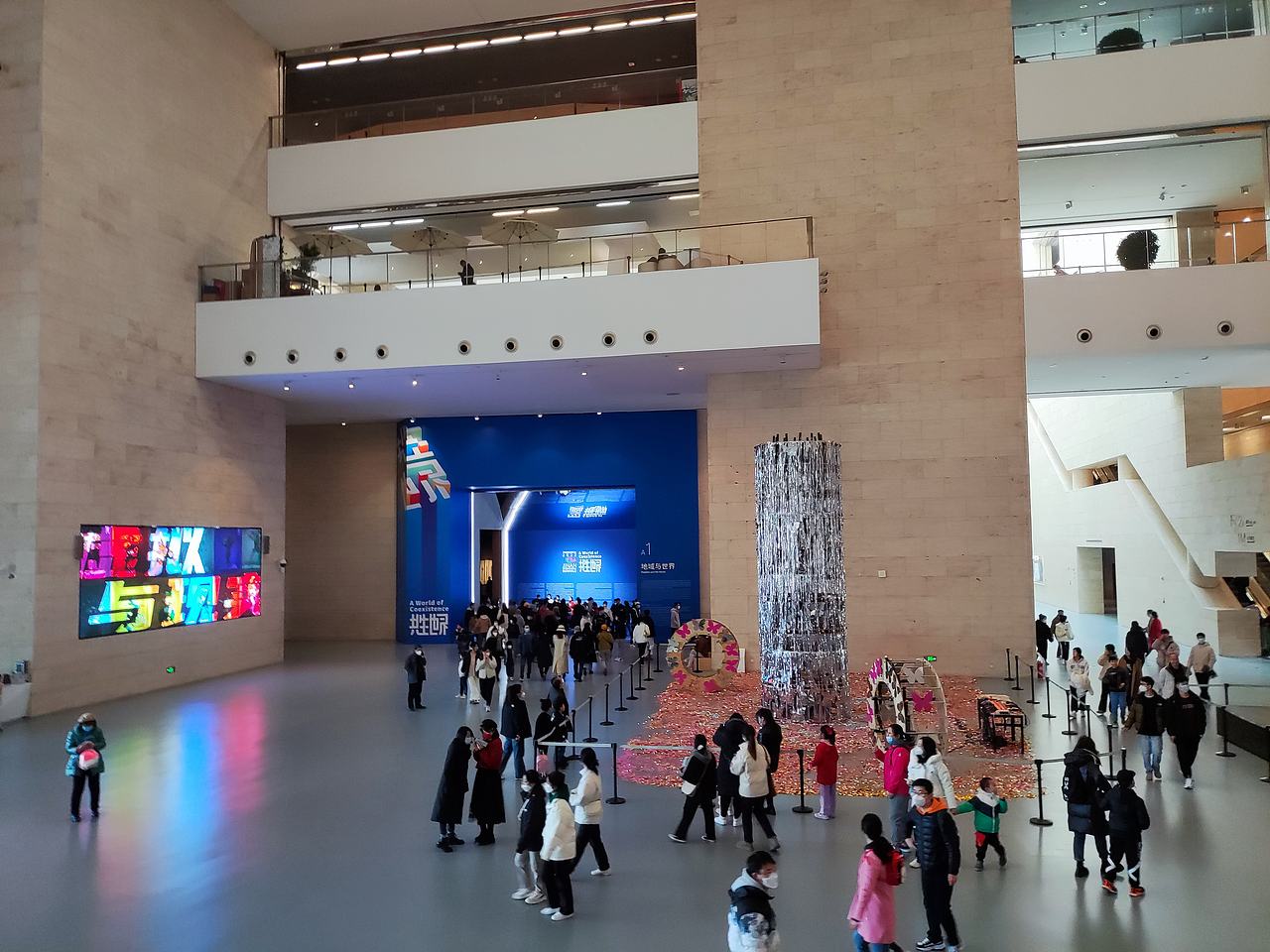 山东美术馆2022“共生世界”双年展现场作品拍摄（图ZMzMwNDcwMjc2） - 人文/纪实摄影 - 站酷设计师慢食光原创素材 - 站酷ZCOOL
