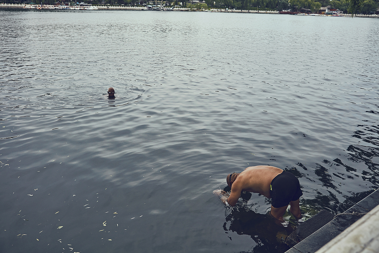 拜托你亲爱的朋友啊，请你一定要笑，一定要比出耶！