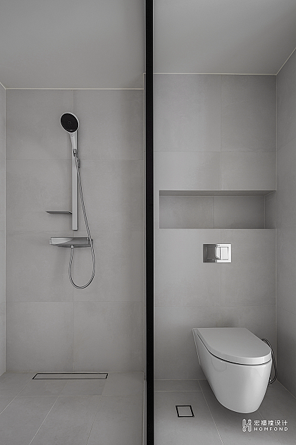 湿区隐于内部，包含如厕与淋浴功能。洗手台外放于公共空间，无过多修饰，保证最纯粹的视觉感官，为居住者提供现代、私密、愉悦的生活环境。