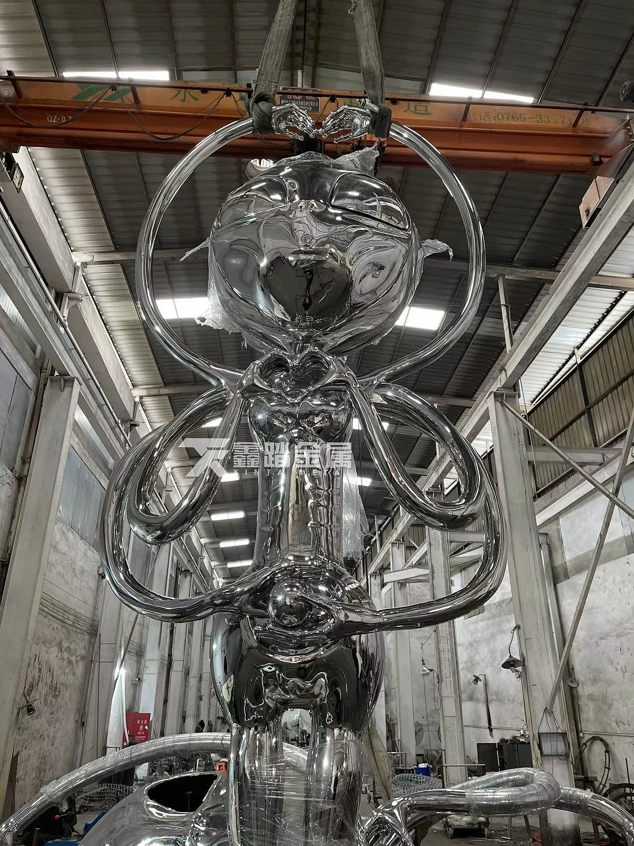 科技感爆棚 纯手工打造不锈钢外星人雕塑 艺术无边界