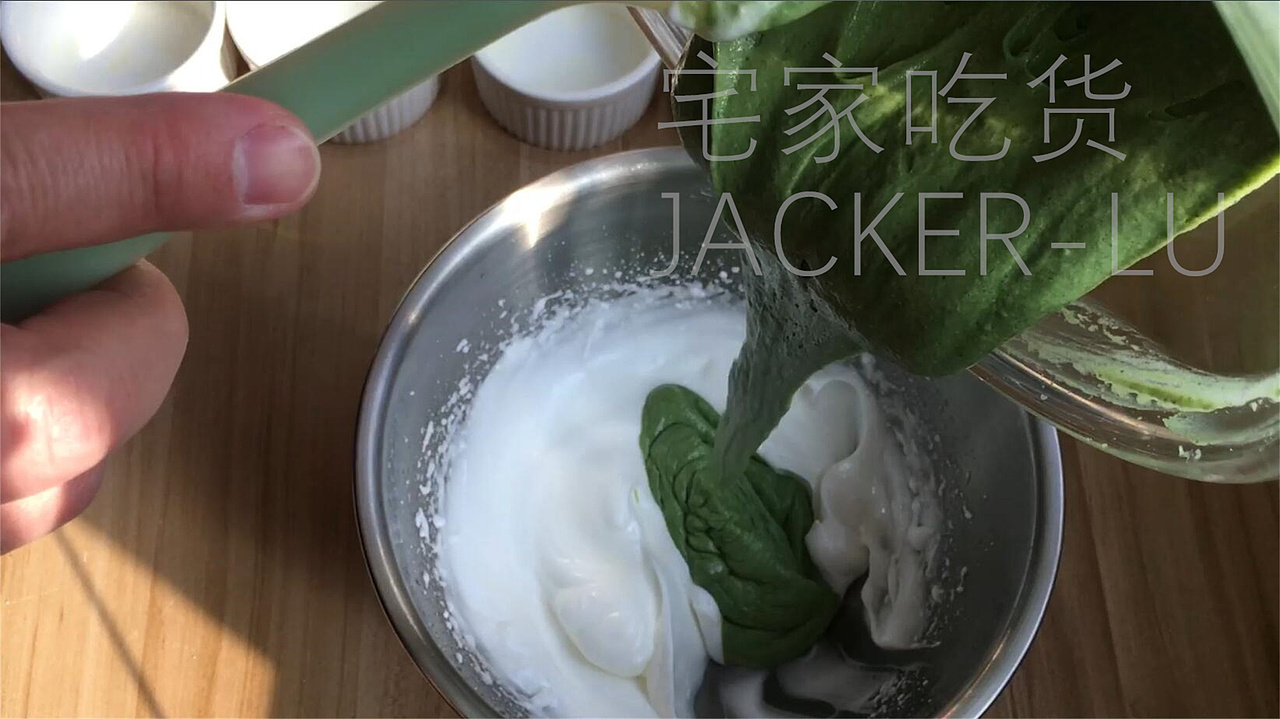 抹茶舒芙蕾,清幽与浓郁交相辉映,让人不禁心驰神往。