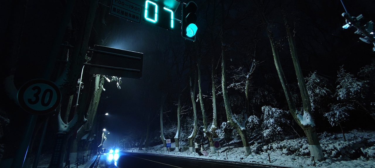 夜晚的中山陵雪景