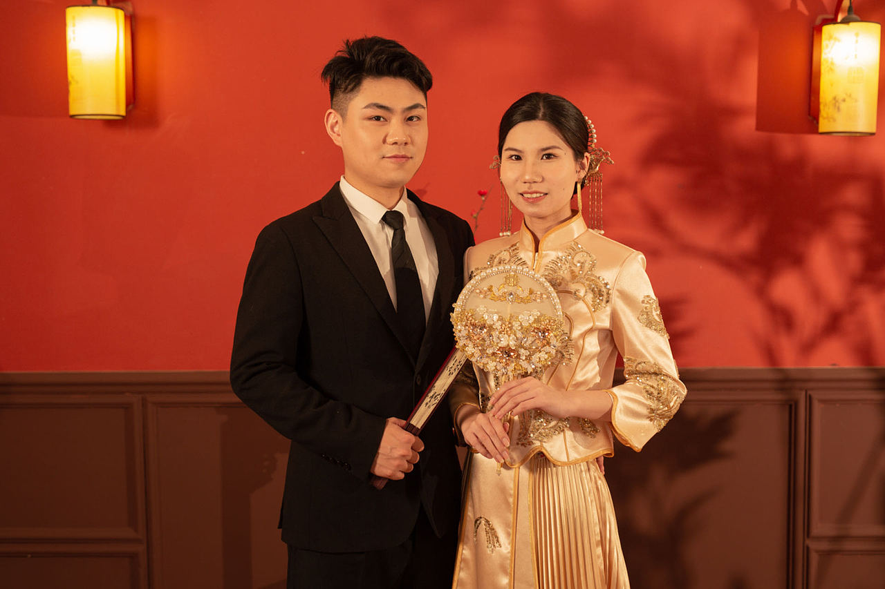 一组红色的婚纱照