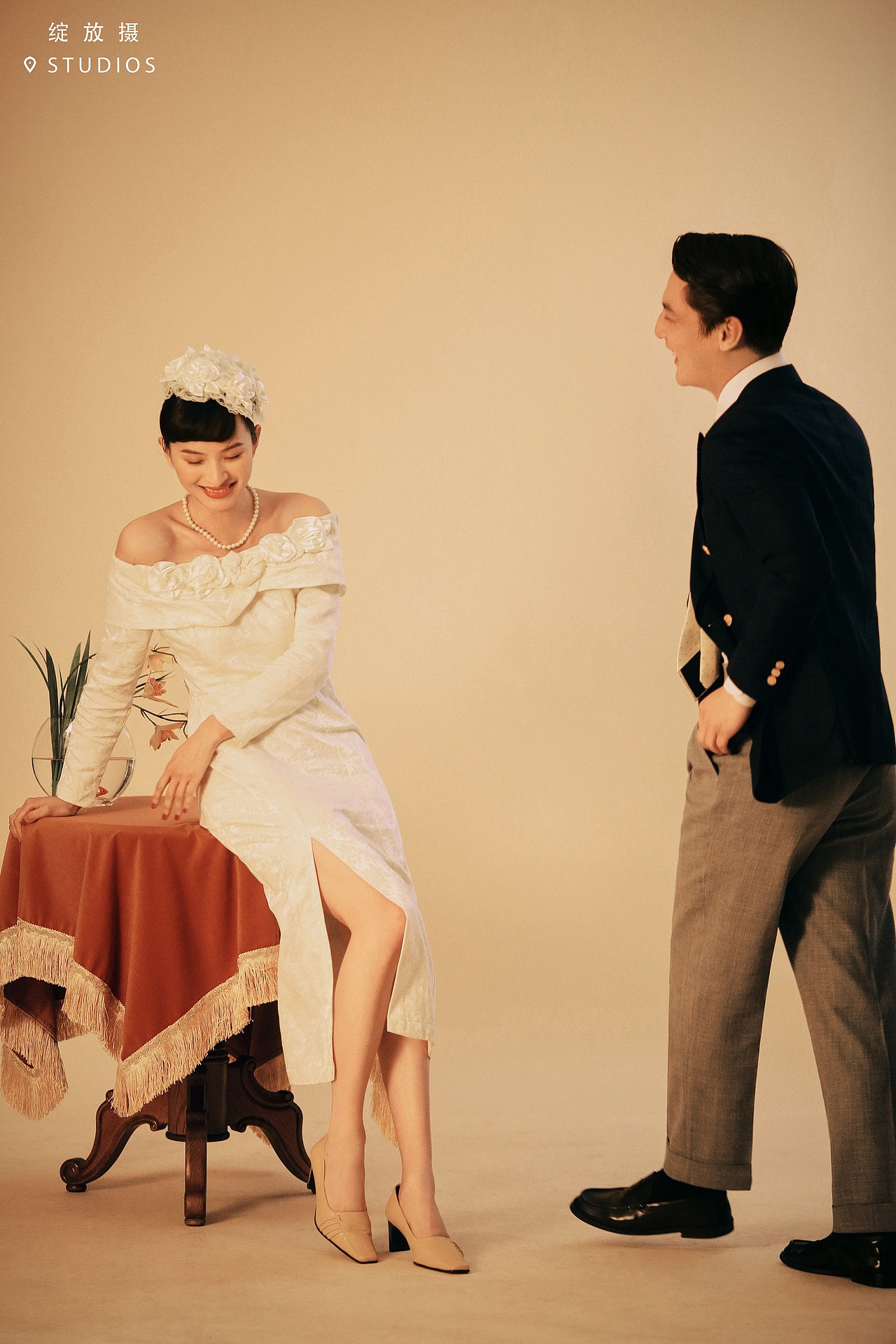 用复古婚纱护照回溯一场爱情罗曼蒂克