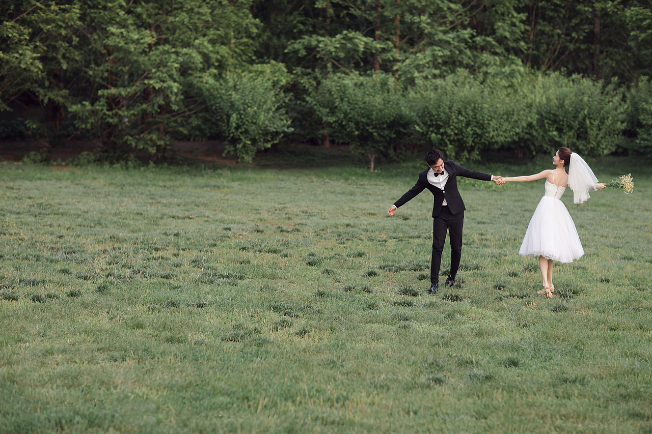 2023年春夏必拍的草坪,春日森系电影感婚纱照