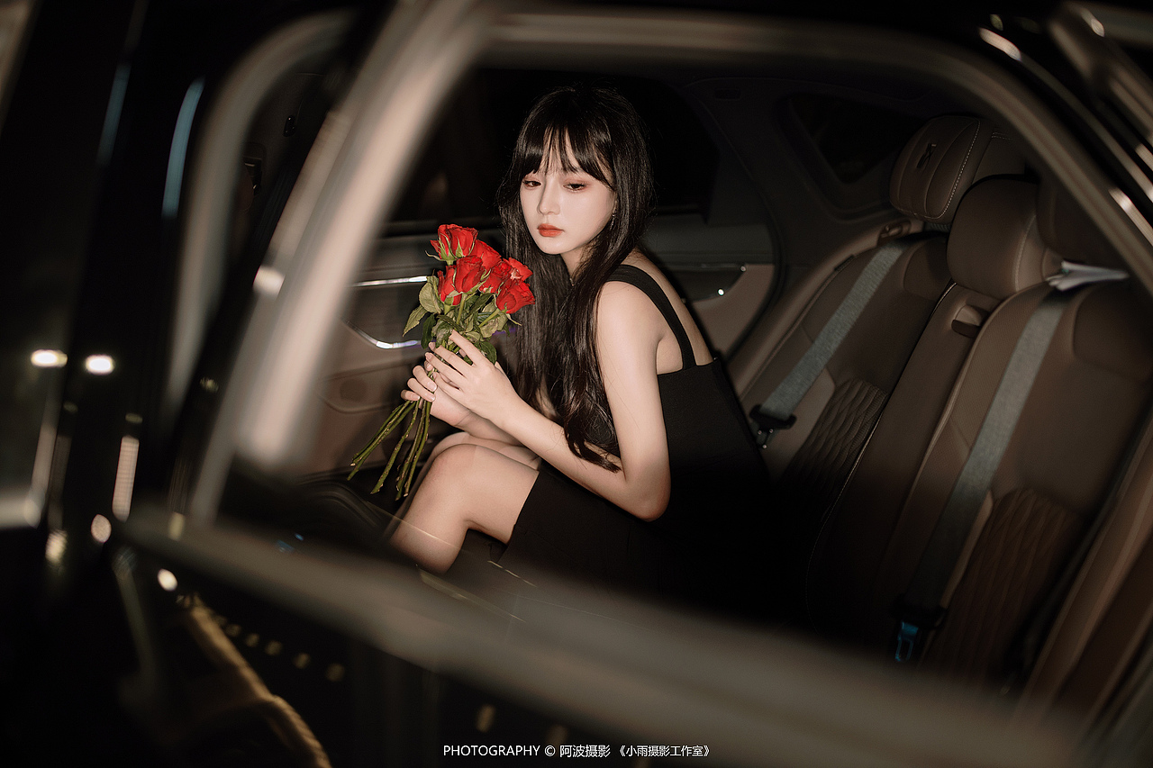 黑夜里的红玫瑰