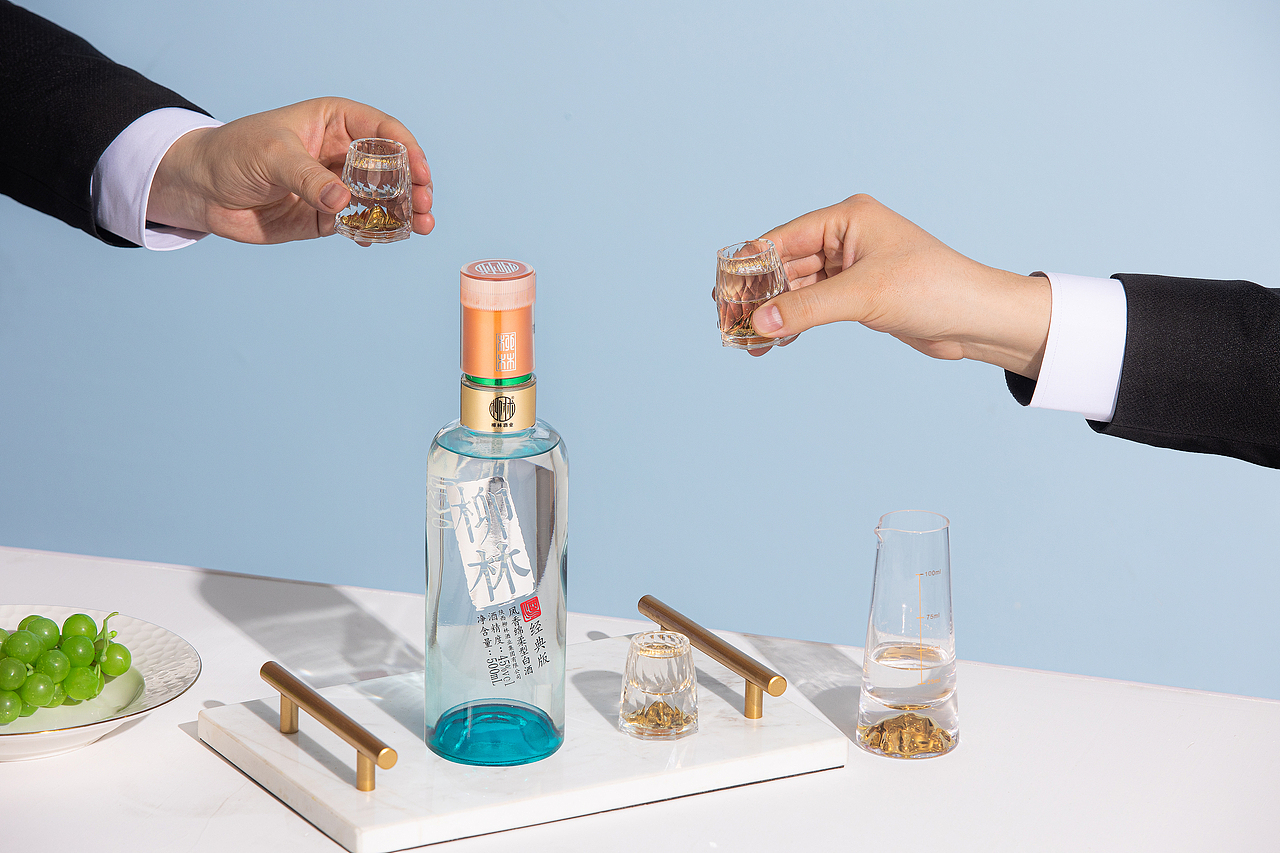 柳林自己人白酒和经典版白酒拍摄展示（图ZMzExMTkzOTAw） - 产品摄影 - 站酷设计师秦山之味原创素材 - 站酷ZCOOL