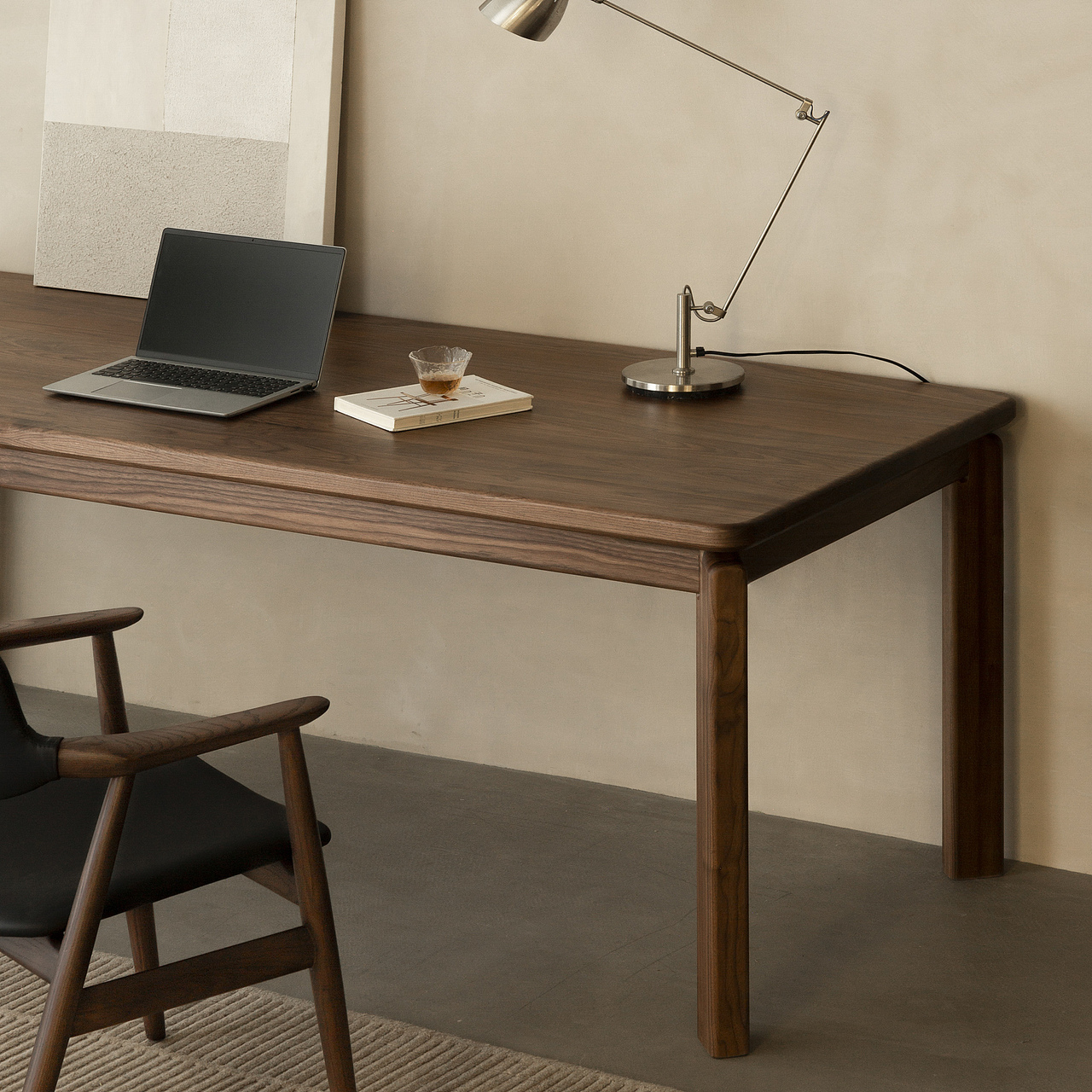 宽敞的底部空间,双腿可自由安放,无拘无束。