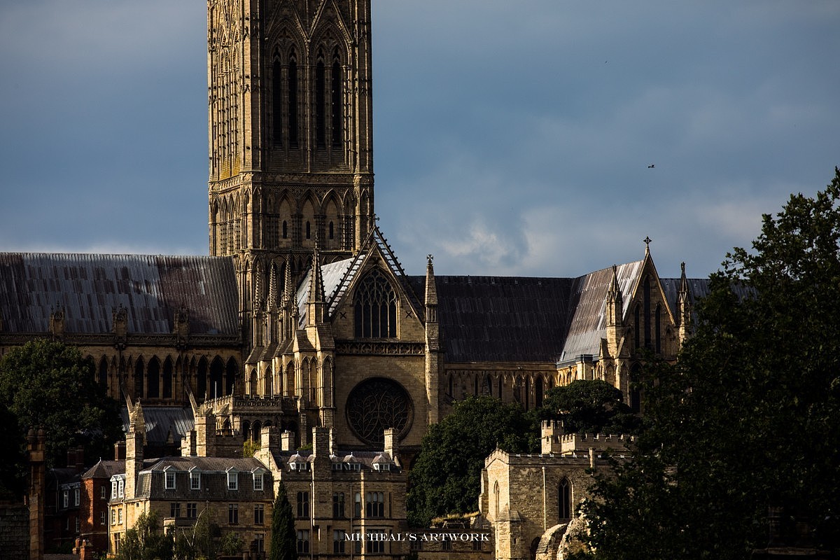 就在我准备离开的时候,远处的林肯教堂被洒下的落日前夕光芒勾勒出了一个美妙的轮廓,如今想起来还是觉得运气不俗。这座宏伟的建筑规整且韵律丰厚,即拥有美丽的建筑细节与结构,同样也包含了充足的历史咨询和故事。如若只是一个小众的旅游之地,未免有些可惜。这次行程中大部分的区域我都尽量安排了两天的时间,但是这里是临时起意找到的朋友组队,所以仅仅一日,未曾看够。下次还有机会的话,肯定愿意再次归来。