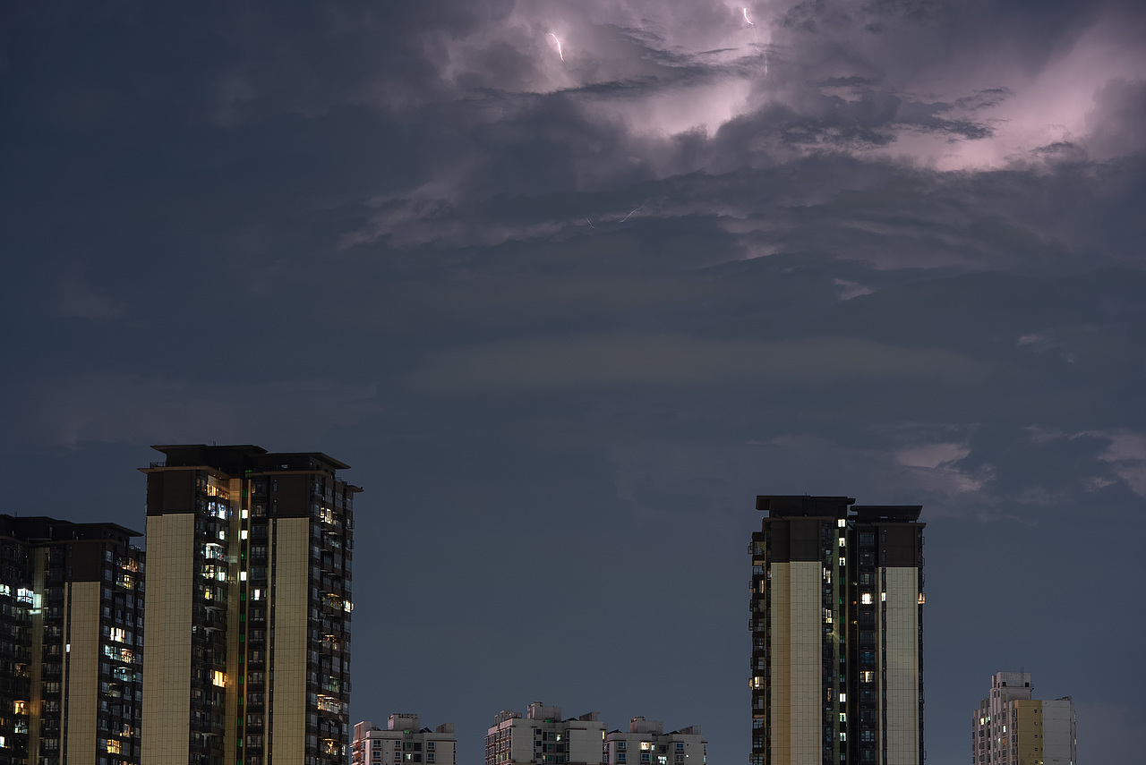 2022-07-01晚-广西大学东高住宅楼顶闪电摄影