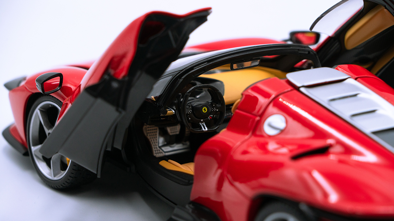 法拉利Daytona SP3 1:18 burago