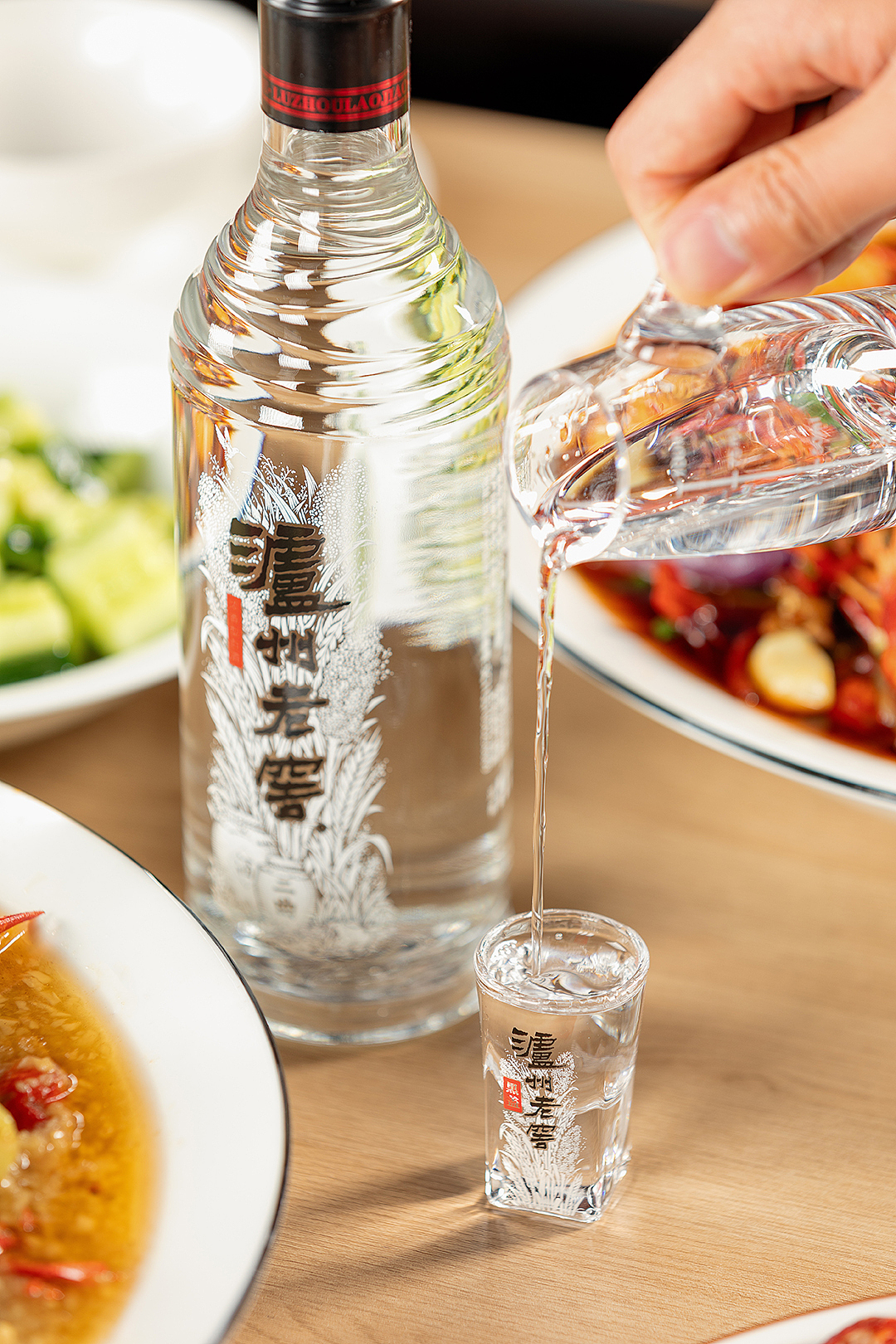 《瀘州老窖——黑蓋》光瓶酒拍攝（圖ZMzYyNTQxNjQw） - 產(chǎn)品攝影 - 站酷設(shè)計(jì)師山月攝影原創(chuàng)素材 - 站酷ZCOOL