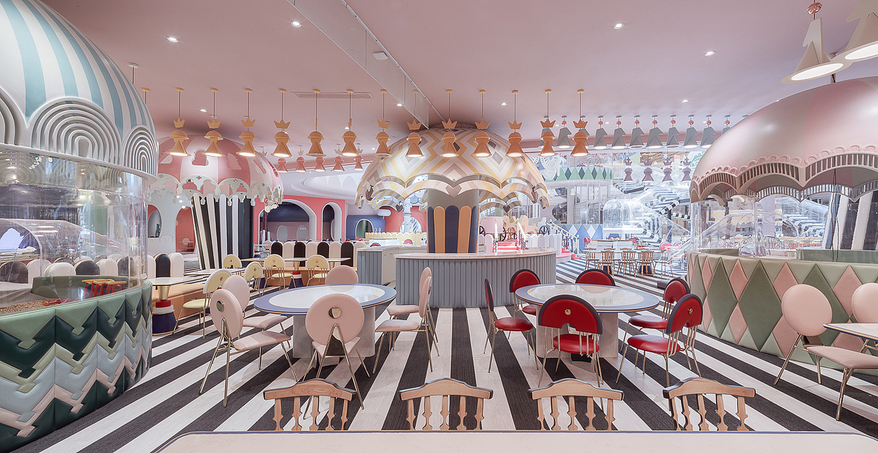 
整体设计分为四个重要空间划分，并且附带多重分支附带空间，这样的规划也取决于商场本身的建筑格局。四个重要的空间划分来源于对孩子年龄层的分析及他们的兴趣行为的限定。<br><br>同时也结合了对于亲子活动中除娱乐之外的其他教育·休息等行为的整合。使整个项目通过合理的动线串联寓教于乐为一体的综合性亲子场所。<br><br>