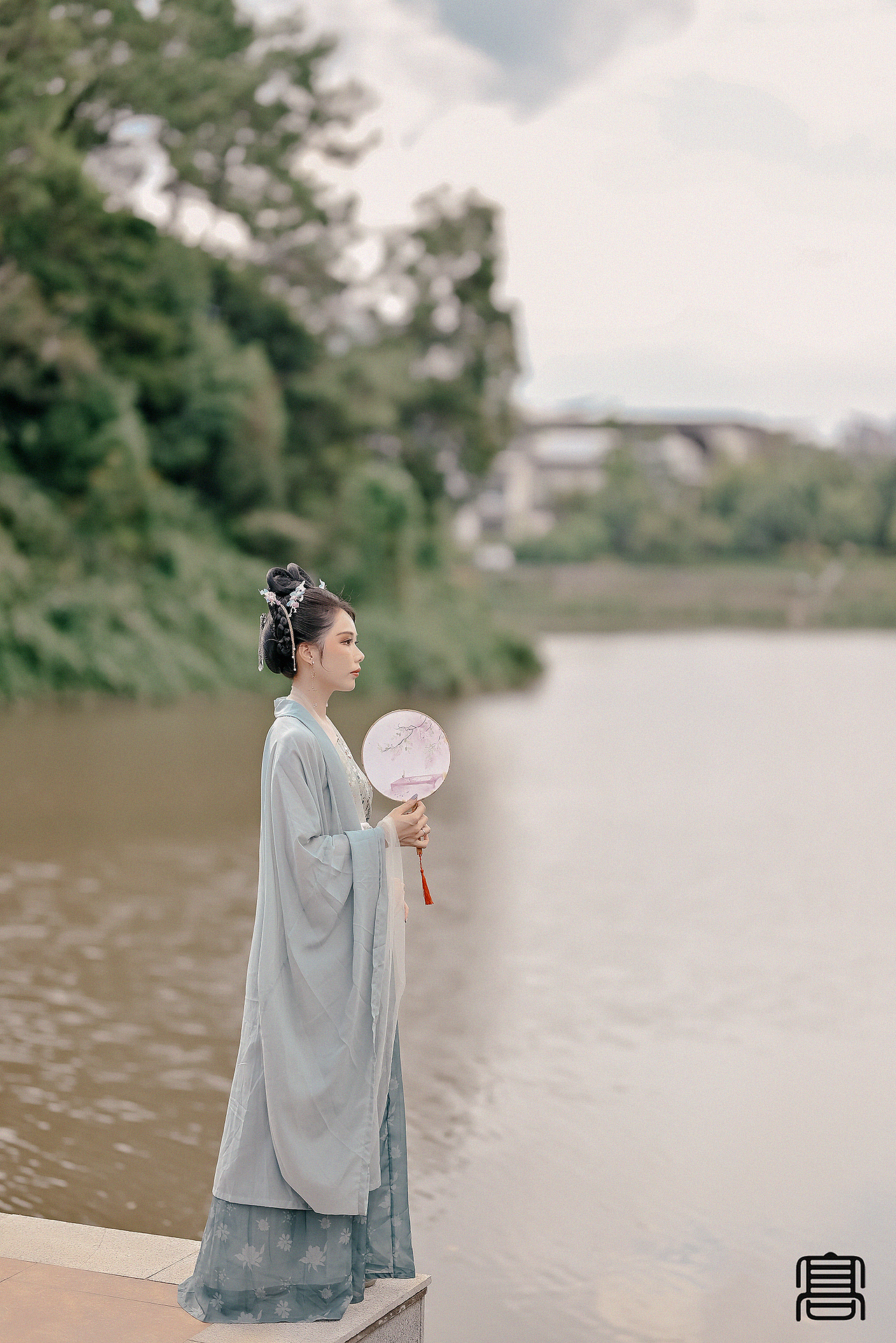 风习袅袅,盈水展千华,飞檐亭角清铃响
