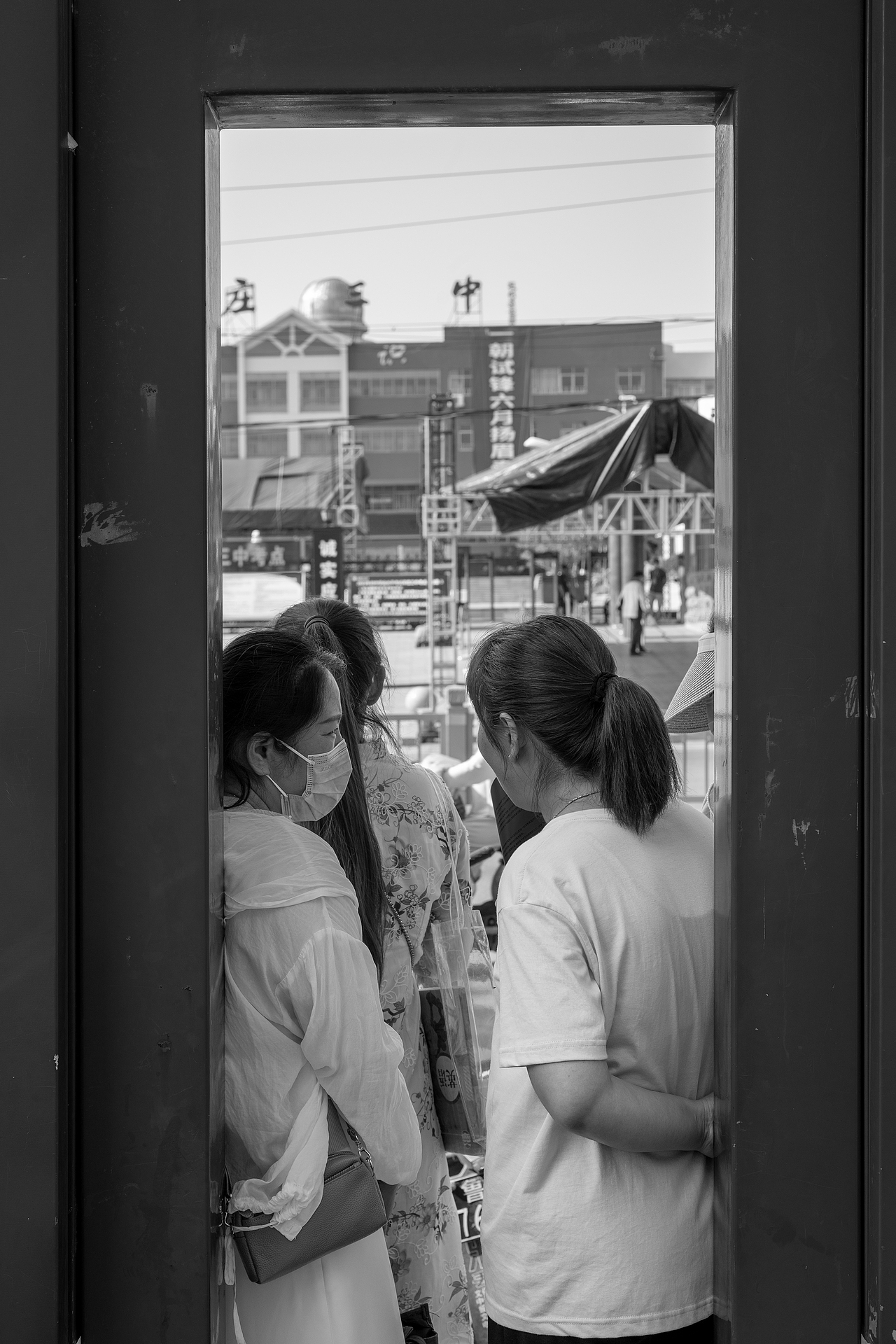 中考---考场外的这群人（图ZMzQzMzA3Mzg4） - 人文/纪实摄影 - 站酷设计师胡宪伟原创素材 - 站酷ZCOOL